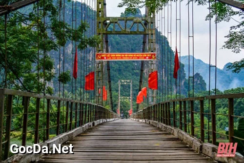 Truyện Dòng Chảy Ngầm Của Đô Thị: Ám chỉ những thế giới song song, những quy luật ngầm, những âm mưu hoặc những câu chuyện không bao giờ được kể ra bên dưới vẻ ngoài trật tự và hào nhoáng của thành phố. - Lời Hứa Với Tương Lai